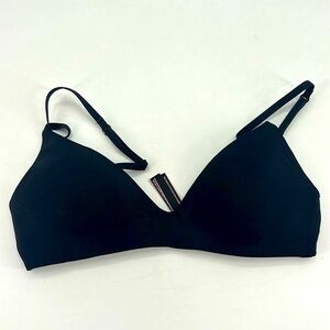 Like new Victoria’s Secret black no wire lightly padded bra size 32C
